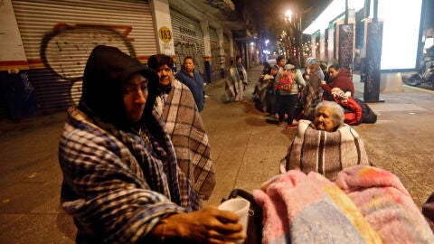 La gente se re&uacute;ne en una calle despu&eacute;s de un terremoto en la Ciudad de M&eacute;xico