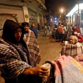 La gente se reúne en una calle después de un terremoto en la Ciudad de México