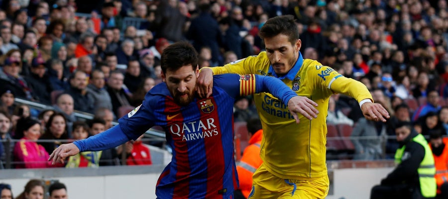 Leo Messi intenta zafarse de Helder Lopes en un Barcelona - Las Palmas Leo Messi intenta zafarse de Helder Lopes en un Barcelona - Las Palmas