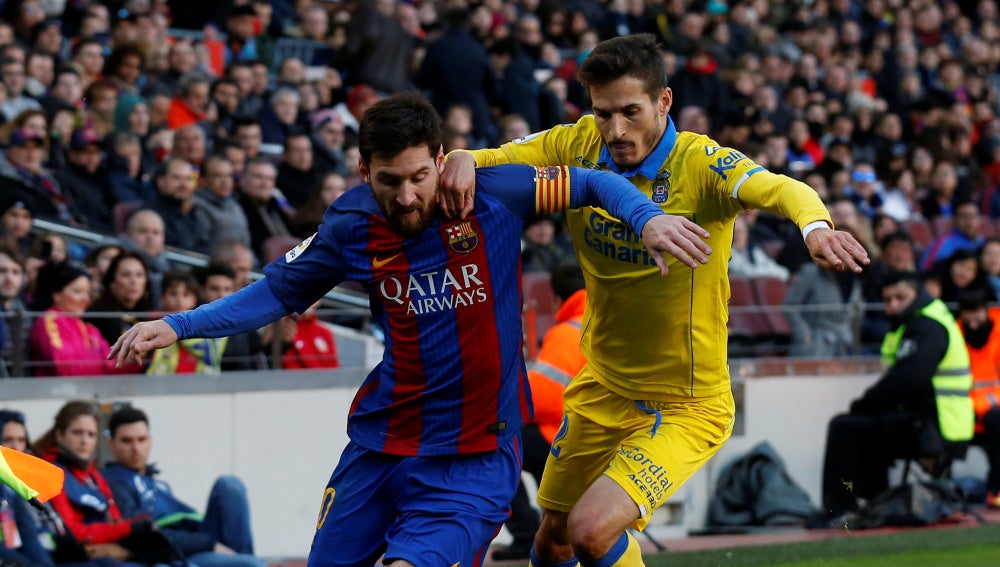 Leo Messi intenta zafarse de Helder Lopes en un Barcelona - Las Palmas
