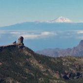Roque Nublo en Gran Canaria y al fondo el Teide en Tenerife