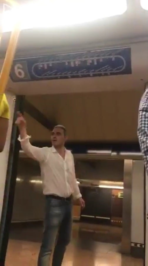 Detenido el pasajero de Metro de ideología nazi que acosó a una pareja de magrebíes Detenido el pasajero de Metro de ideología nazi que acosó a una pareja de magrebíes