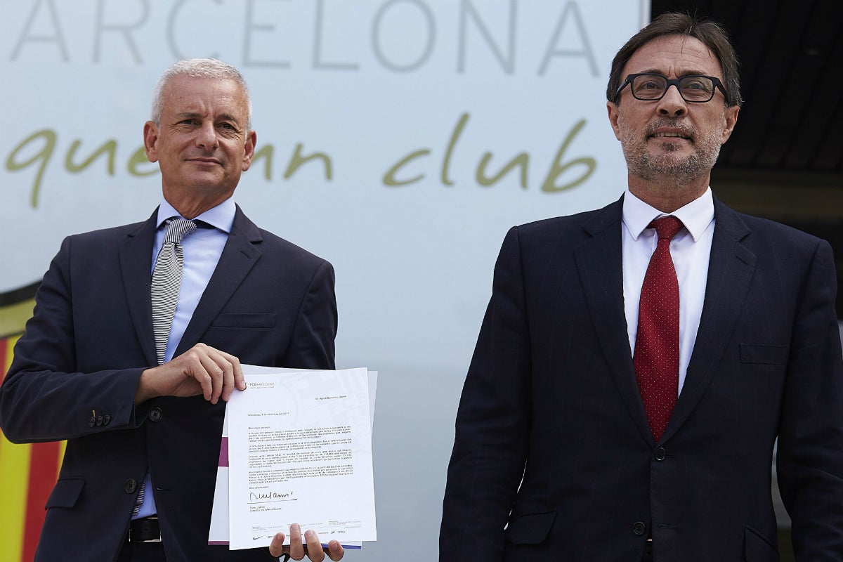 Agustí Benedito recoge las 33.140 papeletas de la moción de censura contra Josep María Bartomeu Agustí Benedito recoge las 33.140 papeletas de la moción de censura contra Josep María Bartomeu