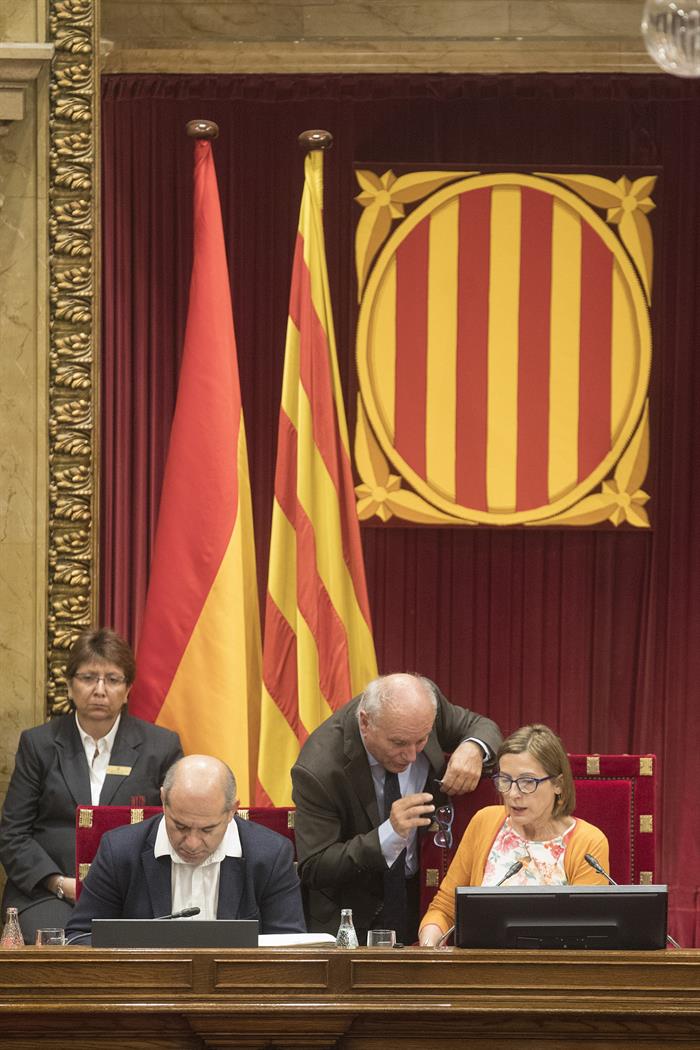 Letrados del Parlament catalán avisan de que la Mesa debe impedir el pleno de independencia Letrados del Parlament catalán avisan de que la Mesa debe impedir el pleno de independencia
