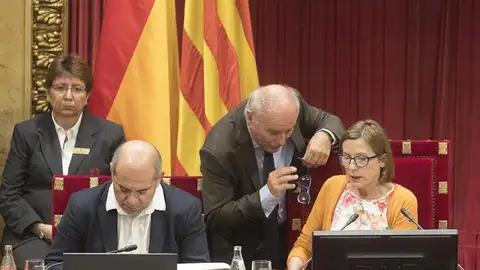 Carmen Forcadell con el letrado de la mesa Carmen Forcadell con el letrado de la mesa