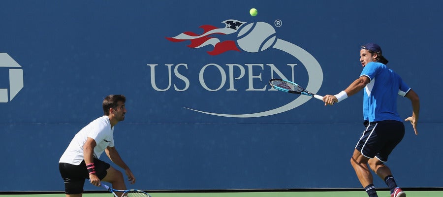Marc López y Feliciano López, en acción durante el US Open Marc López y Feliciano López, en acción durante el US Open