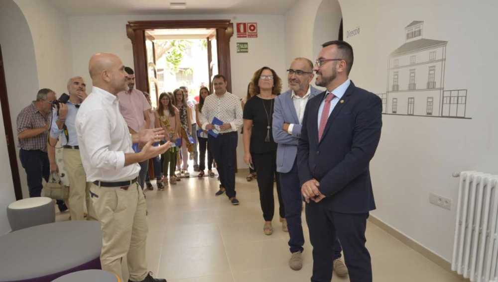 El alcalde de Vila-real José Benlloch inauguró junto con la fundación Manantial la nueva residencia.