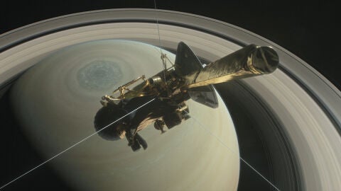 Recreaci&oacute;n de la sonda Cassini sobrevolando el polo norte de Saturno 