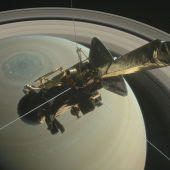 Recreación de la sonda Cassini sobrevolando el polo norte de Saturno 