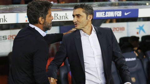 Quique S&aacute;nchez Florez y Ernesto Valverde se saludan antes del Bar&ccedil;a - Espanyol