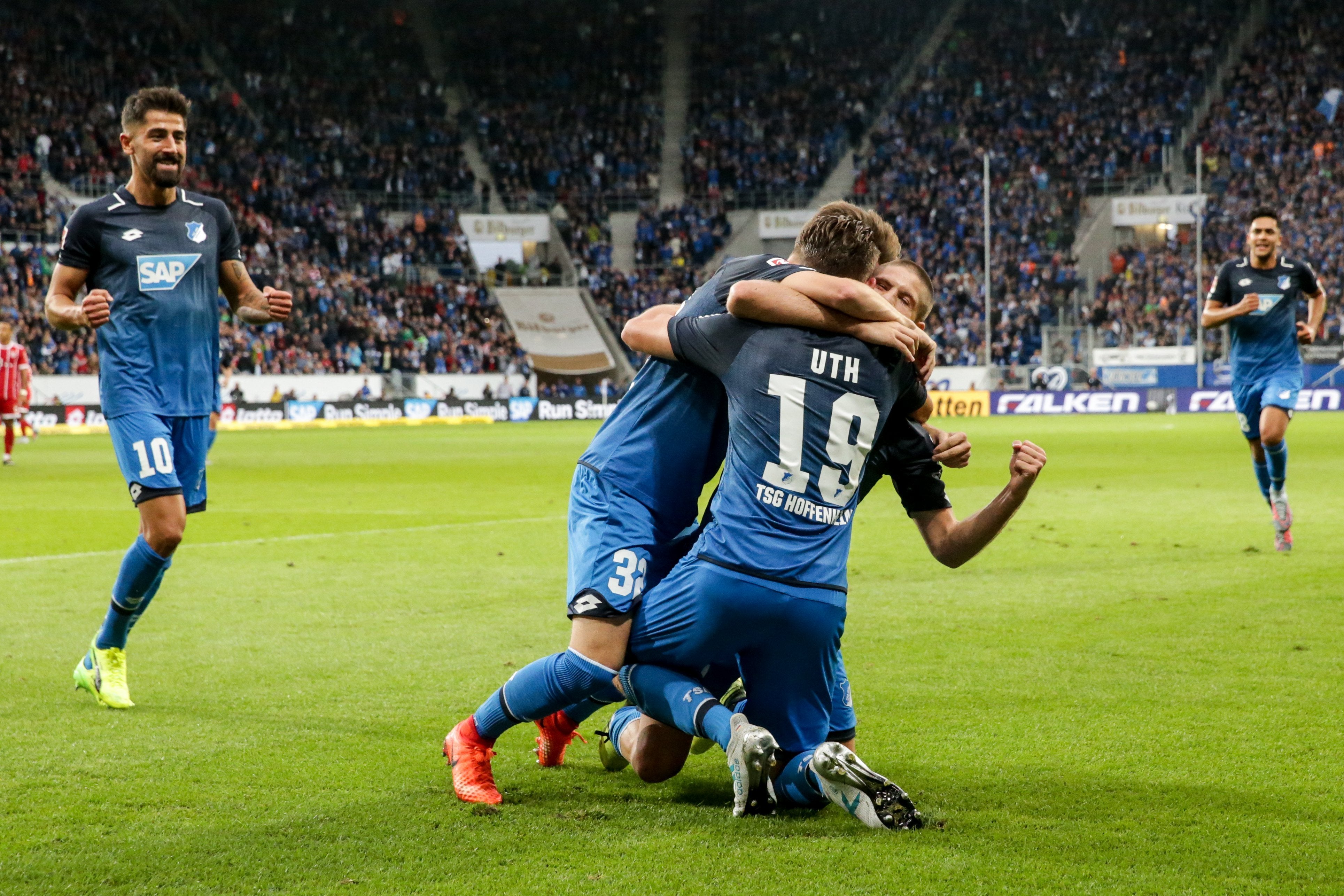 El Bayern de Munich pierde contra el Hoffenheim y se aleja del liderato El Bayern de Munich pierde contra el Hoffenheim y se aleja del liderato