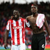 Mame Biram y Pogba se retiran del terreno de juego tras el Stoke - United