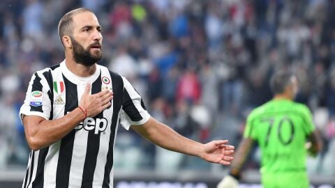 Gonzalo Higua&iacute;n celebra un gol con la Juventus