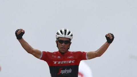 Contador celebra su victoria en la vig&eacute;sima etapa de La Vuelta