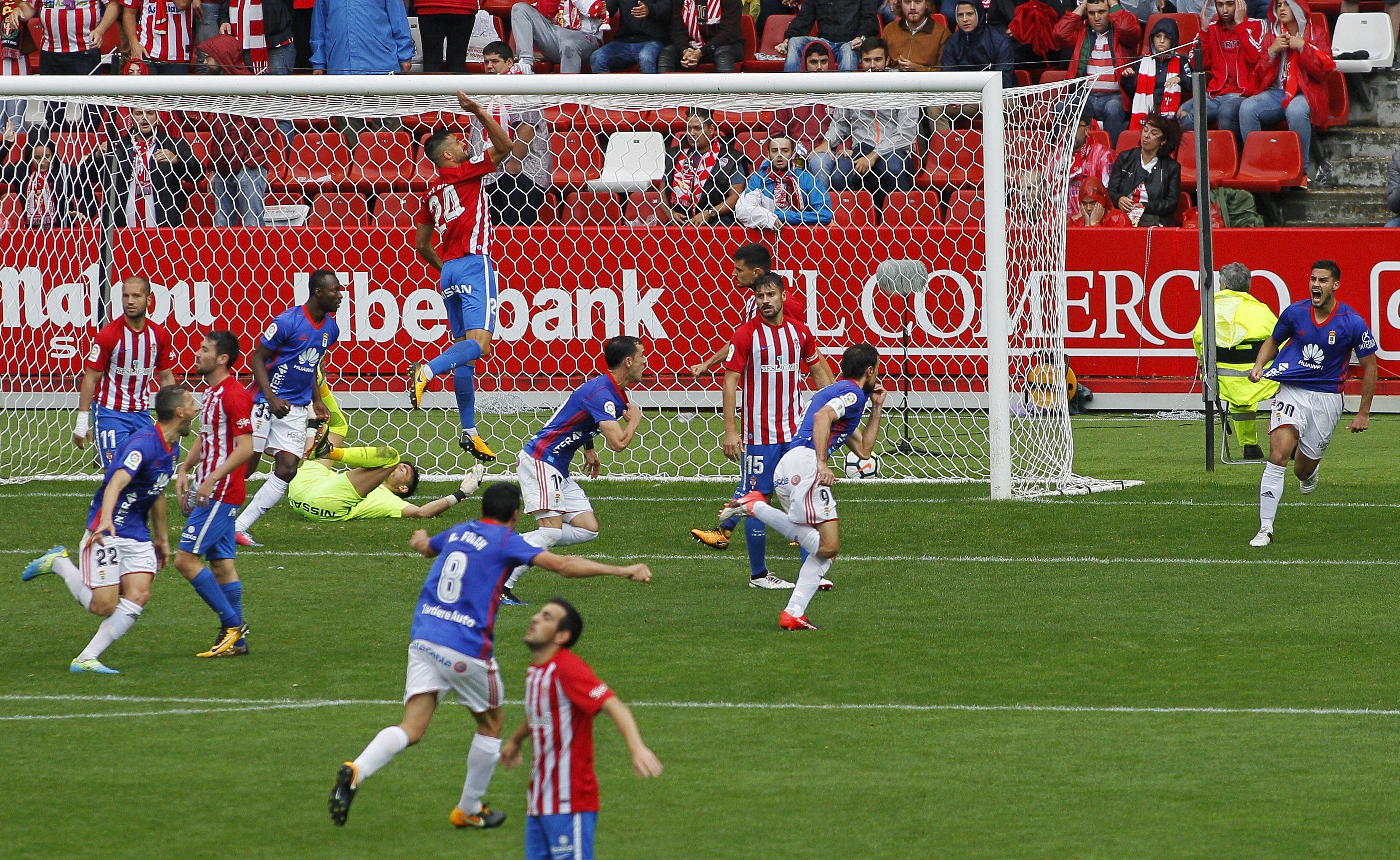 Javier Martínez: "Nos hemos visto obligados a contar que lo sucedido no es como el Oviedo decía en el comunicado" Javier Martínez: "Nos hemos visto obligados a contar que lo sucedido no es como el Oviedo decía en el comunicado"