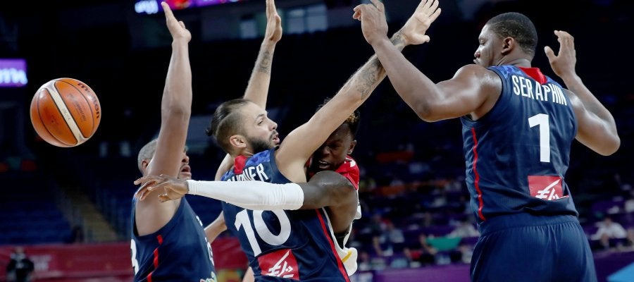 Schroder pasa el balón ante la defensa de Francia Schroder pasa el balón ante la defensa de Francia
