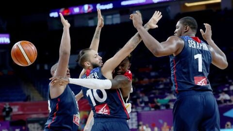 Schroder pasa el bal&oacute;n ante la defensa de Francia