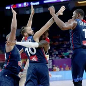 Schroder pasa el balón ante la defensa de Francia Schroder pasa el balón ante la defensa de Francia