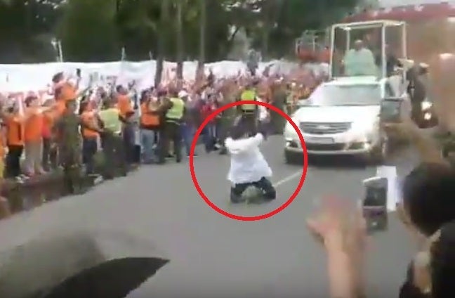 El Papamóvil, a punto de atropellar a un espontáneo que saltó a la carretera El Papamóvil, a punto de atropellar a un espontáneo que saltó a la carretera