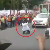 El Papamóvil a punto de atropellar a un feligrés que saltó a la carretera