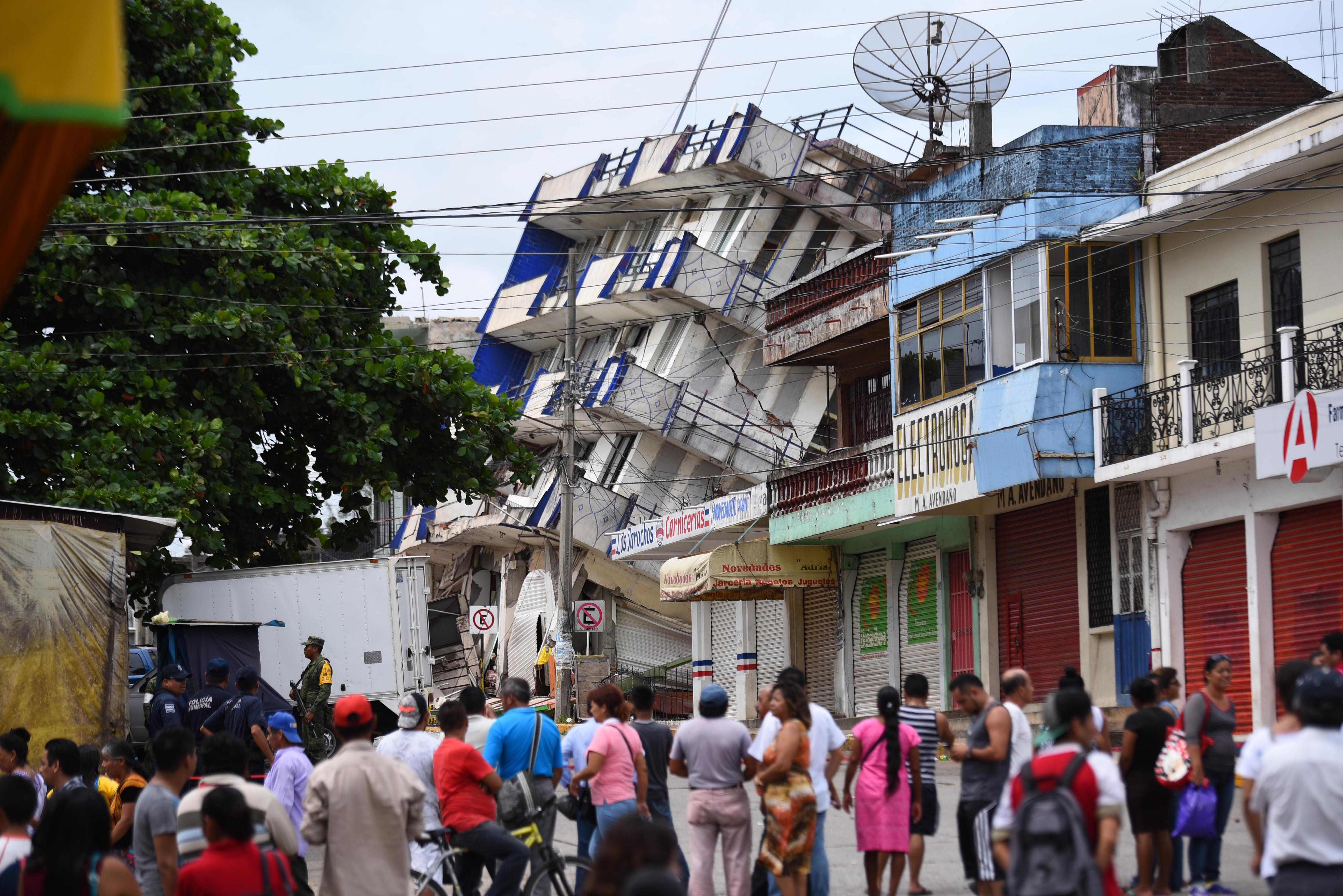 Aumentan a 90 el número de muertos por el terremoto en México Aumentan a 90 el número de muertos por el terremoto en México