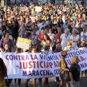 Numerosos manifestantes convocados por varias plataformas feministas de Granada y de toda España recorren las calles de Granada en apoyo a Juana Rivas y las víctimas de violencia de género