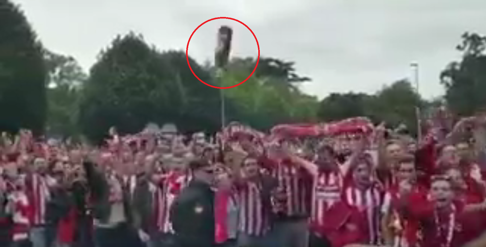 El autobús del Oviedo recibe un botellazo a su llegada al Molinón antes del derbi contra el Sporting El autobús del Oviedo recibe un botellazo a su llegada al Molinón antes del derbi contra el Sporting