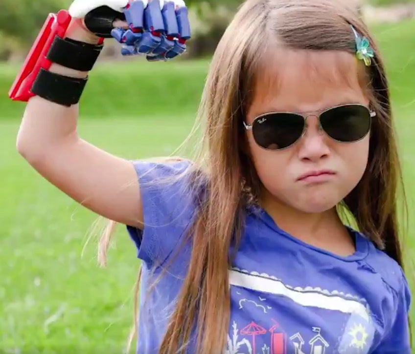 Una niña con una prótesis de mano impresa en 3D hará el primer lanzamiento de todos los equipos de la MLB Una niña con una prótesis de mano impresa en 3D hará el primer lanzamiento de todos los equipos de la MLB