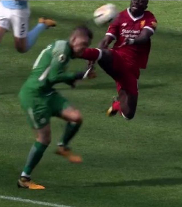 Peligrosísima entrada a lo 'Karate Kid' de Sadio Mané a Ederson que le valió la roja directa en el Manchester City - Liverpool Peligrosísima entrada a lo 'Karate Kid' de Sadio Mané a Ederson que le valió la roja directa en el Manchester City - Liverpool