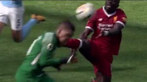 Patada en la cabeza de Man&eacute; a Ederson
