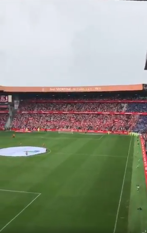 Las aficiones del Sporting y del Oviedo se unen en el derbi cantando 'Asturias patria querida' Las aficiones del Sporting y del Oviedo se unen en el derbi cantando 'Asturias patria querida'