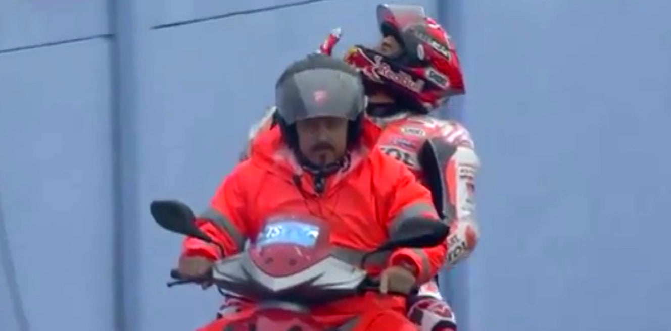 ¿Lanzó Marc Márquez besos a la grada de los fans de Rossi que se alegraron de su caída en Misano? ¿Lanzó Marc Márquez besos a la grada de los fans de Rossi que se alegraron de su caída en Misano?