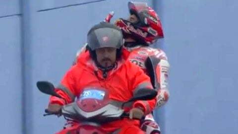 Marc M&aacute;rquez lanza besos