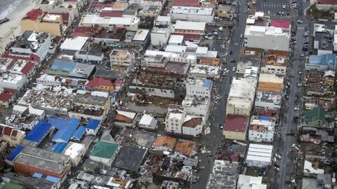 Vista a&eacute;rea de los da&ntilde;os causados por el hurac&aacute;n Irma a su paso por Philipsburg, en la isla de San Martin