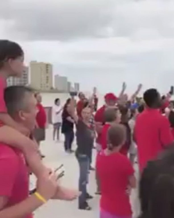 Decenas de creyentes se reúnen en una playa de Miami para pedirle a Dios que detenga al huracán Irma Decenas de creyentes se reúnen en una playa de Miami para pedirle a Dios que detenga al huracán Irma