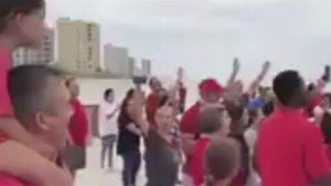 Un grupo de personas reza para detener al hurac&aacute;n Irma en Miami