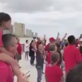 Un grupo de personas reza para detener al huracán Irma en Miami