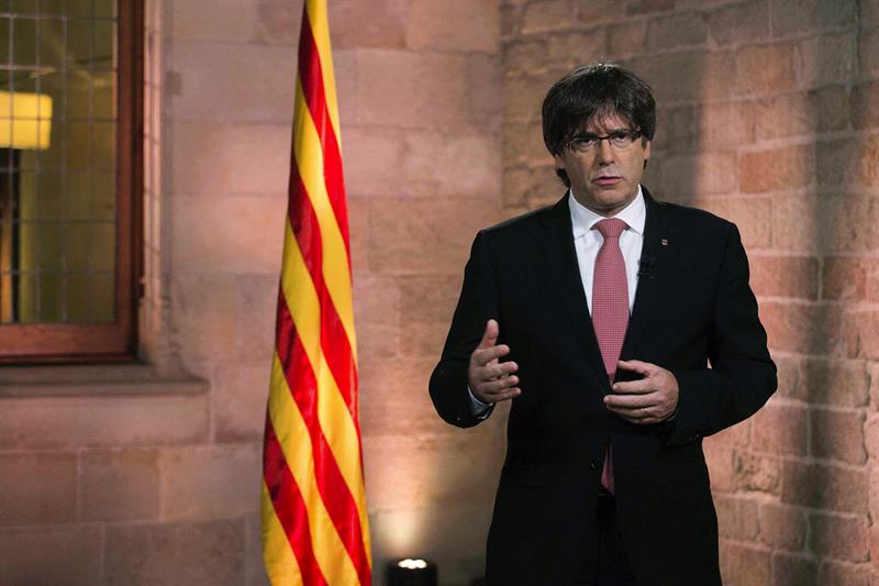 Puigdemont avisa de que sólo el Parlament puede inhabilitarlo y asegura tener a punto el 1-O Puigdemont avisa de que sólo el Parlament puede inhabilitarlo y asegura tener a punto el 1-O