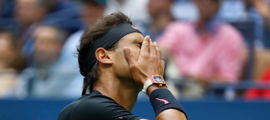 Rafa Nadal se echa la mano a la cara en la final del US Open Rafa Nadal se echa la mano a la cara en la final del US Open