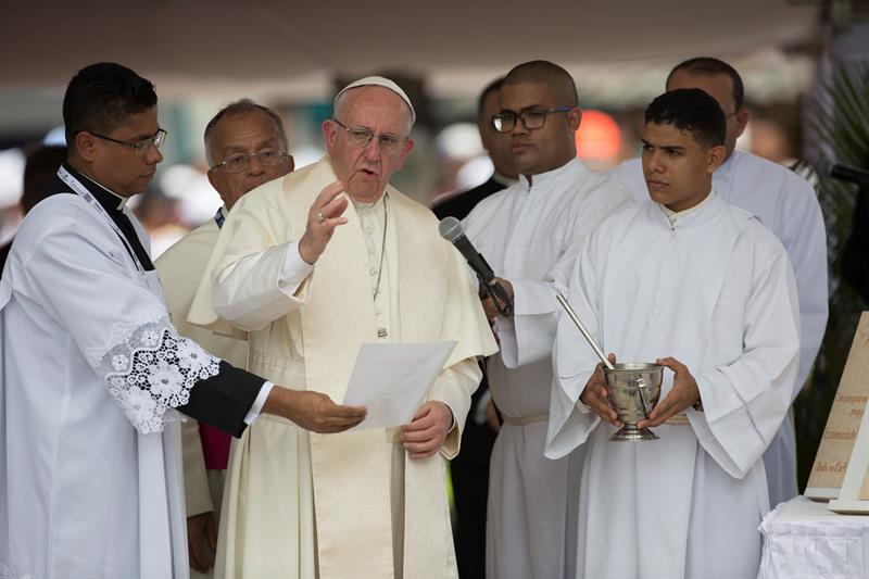 El Papa pone fin a su visita a Colombia dando las gracias: "Ustedes me han hecho mucho bien" El Papa pone fin a su visita a Colombia dando las gracias: "Ustedes me han hecho mucho bien"