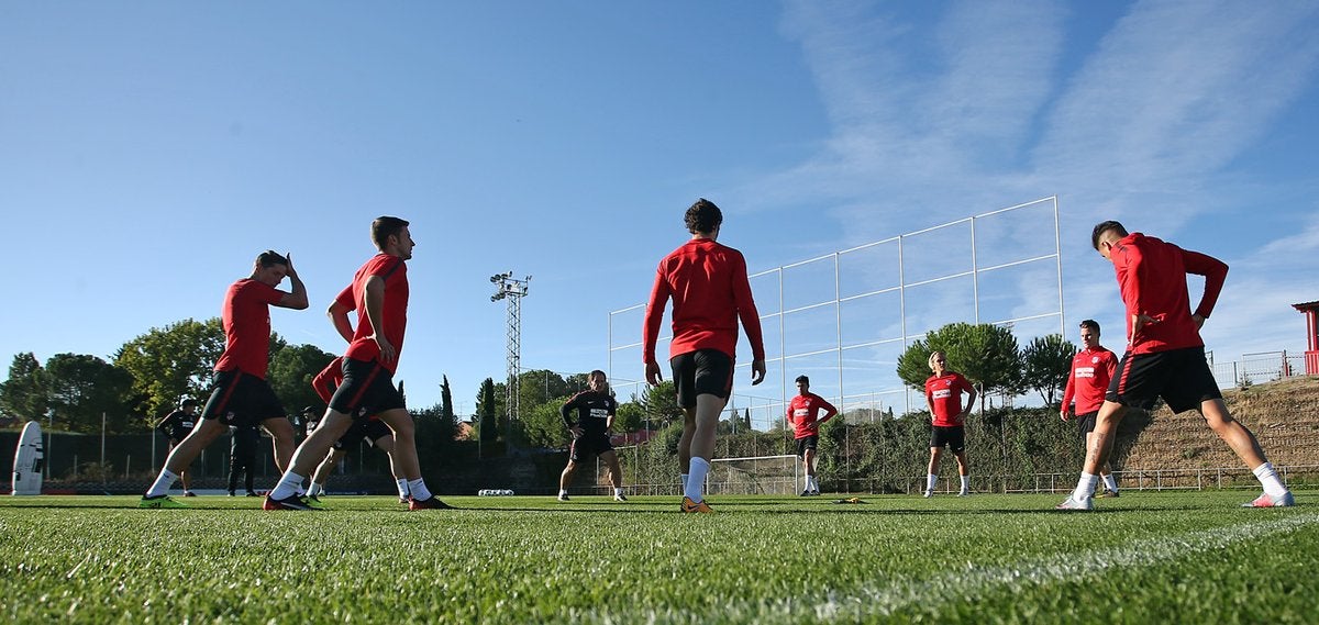 Simeone trabaja con los suplentes en Mestalla ante el estreno en la Champions Simeone trabaja con los suplentes en Mestalla ante el estreno en la Champions