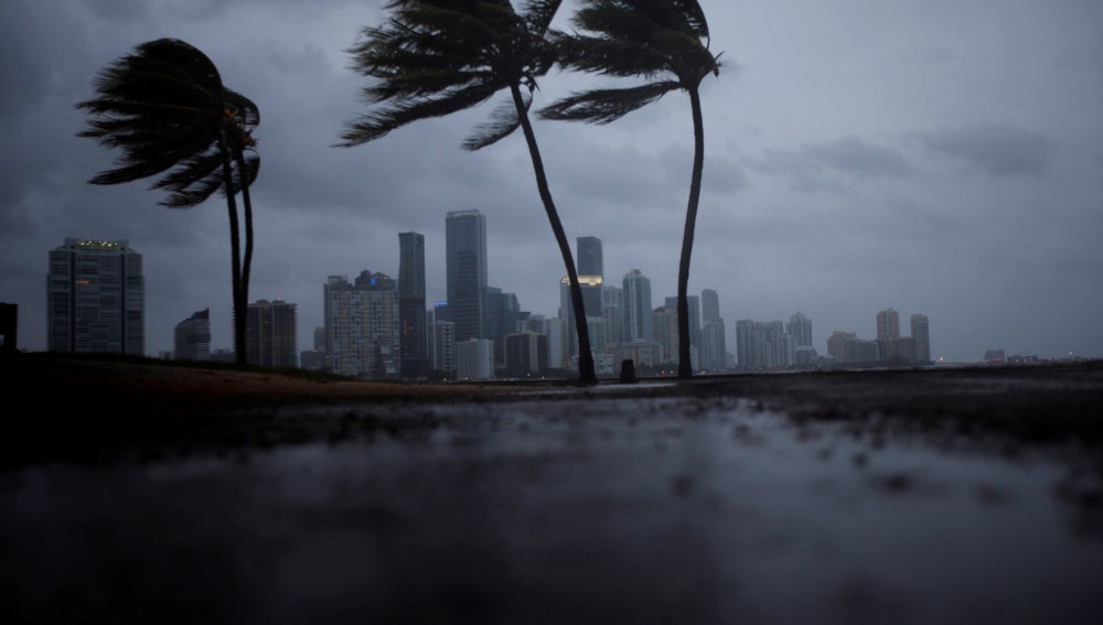 Nubes oscuras sobre el Miami antes de la llegada del huracán Irma al sur de la Florida