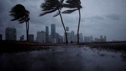 Nubes oscuras sobre el Miami antes de la llegada del hurac&aacute;n Irma al sur de la Florida