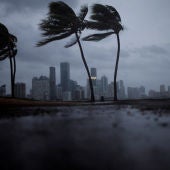 Nubes oscuras sobre el Miami antes de la llegada del huracán Irma al sur de la Florida