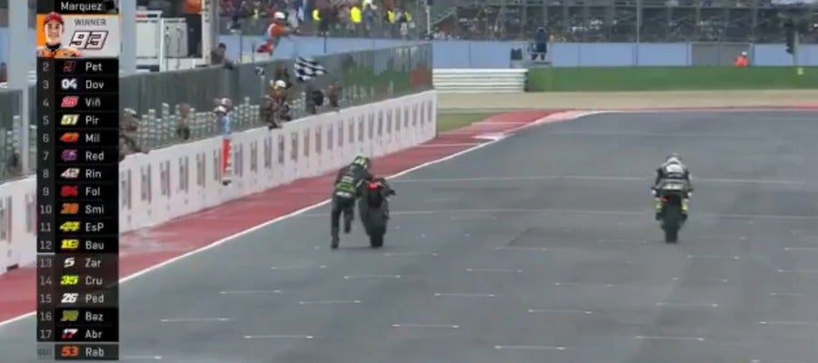 Zarco cruzando la meta a pie Zarco cruzando la meta a pie