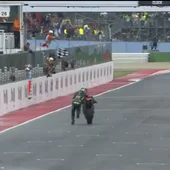 Zarco cruzando la meta a pie Zarco cruzando la meta a pie