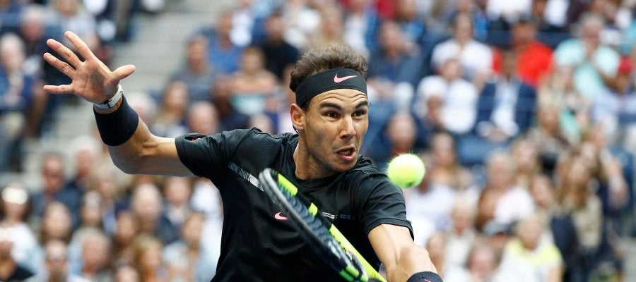 Rafa Nadal corta la bola de revés en la final del US Open Rafa Nadal corta la bola de revés en la final del US Open