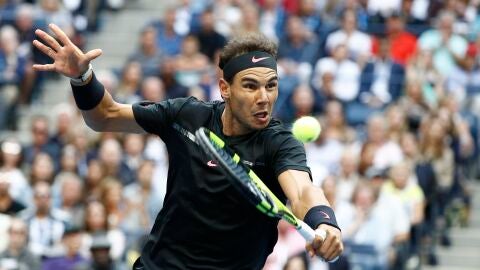 Rafa Nadal corta la bola de rev&eacute;s en la final del US Open