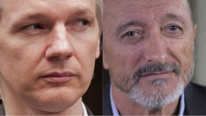 El rifirrafe entre Assange y Pérez-Reverte por la independencia de Cataluña: "Eres un perfecto idiota" El rifirrafe entre Assange y Pérez-Reverte por la independencia de Cataluña: "Eres un perfecto idiota"