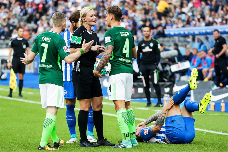Una árbitra alemana dirige por primera vez un partido en las grandes ligas Una árbitra alemana dirige por primera vez un partido en las grandes ligas